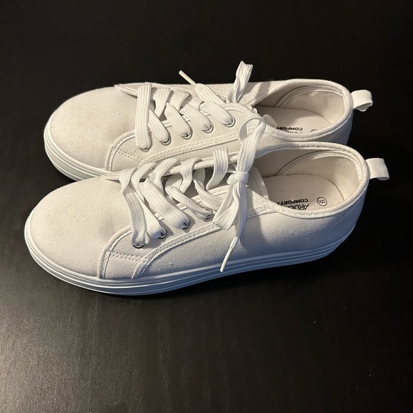 Ardene comfort foam sneakers, white, brand new, size 8 - Picture 2 of 10